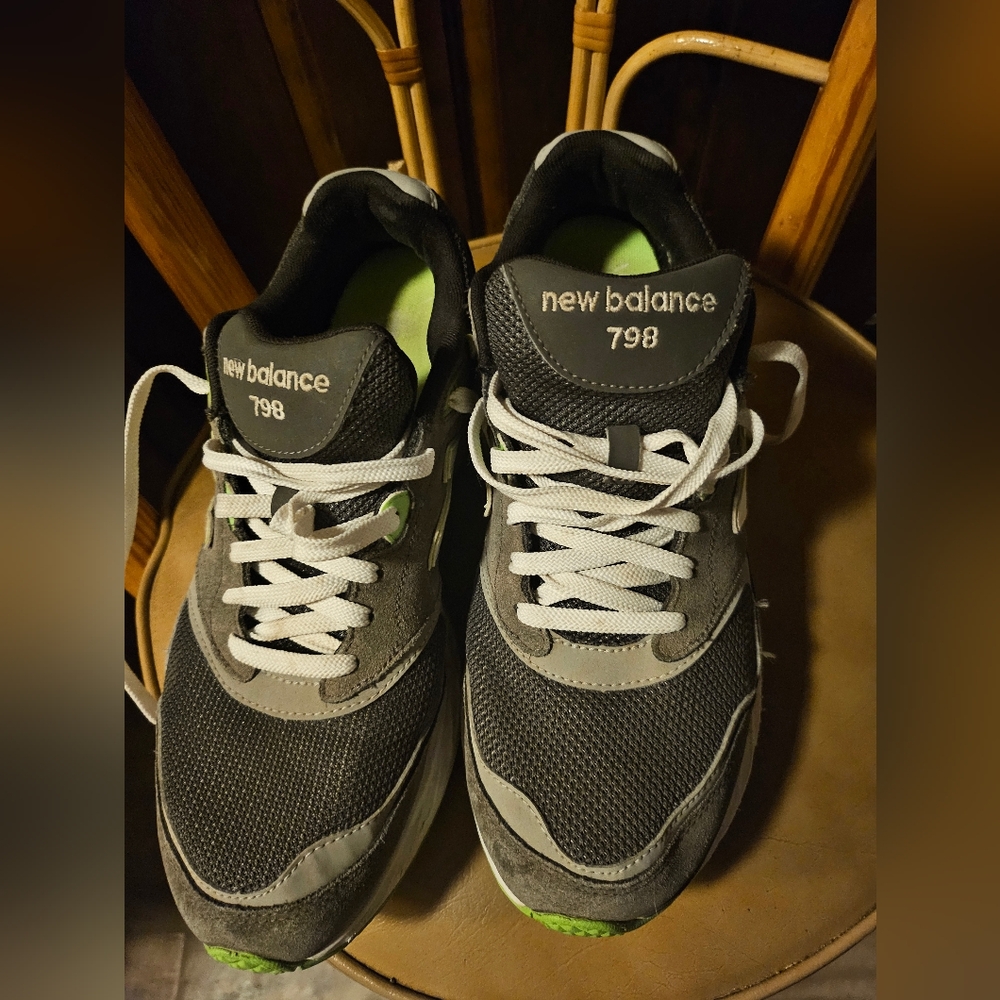 EUC New Balance sneakers/shoes. OLD SCHOOL COOL SNEAKERS